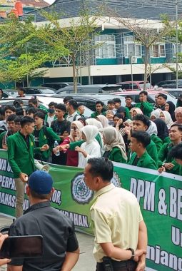 Menolak Keras Perpanjang Rektor 2 Periode, Puluhan Mahasiswa Universitas Muhammadiyah Palembang Gelar Demo