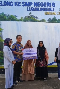 Dukung Pendidikan di Lubuklinggau, Fauzi Amro Salurkan PIP dan Apresiasi Program Seragam Gratis
