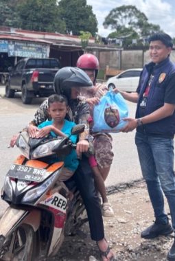 Tak Hanya Tegakkan Hukum, Sat Reskrim Polres Muratara Berbagi Sembako di Jumat Berkah